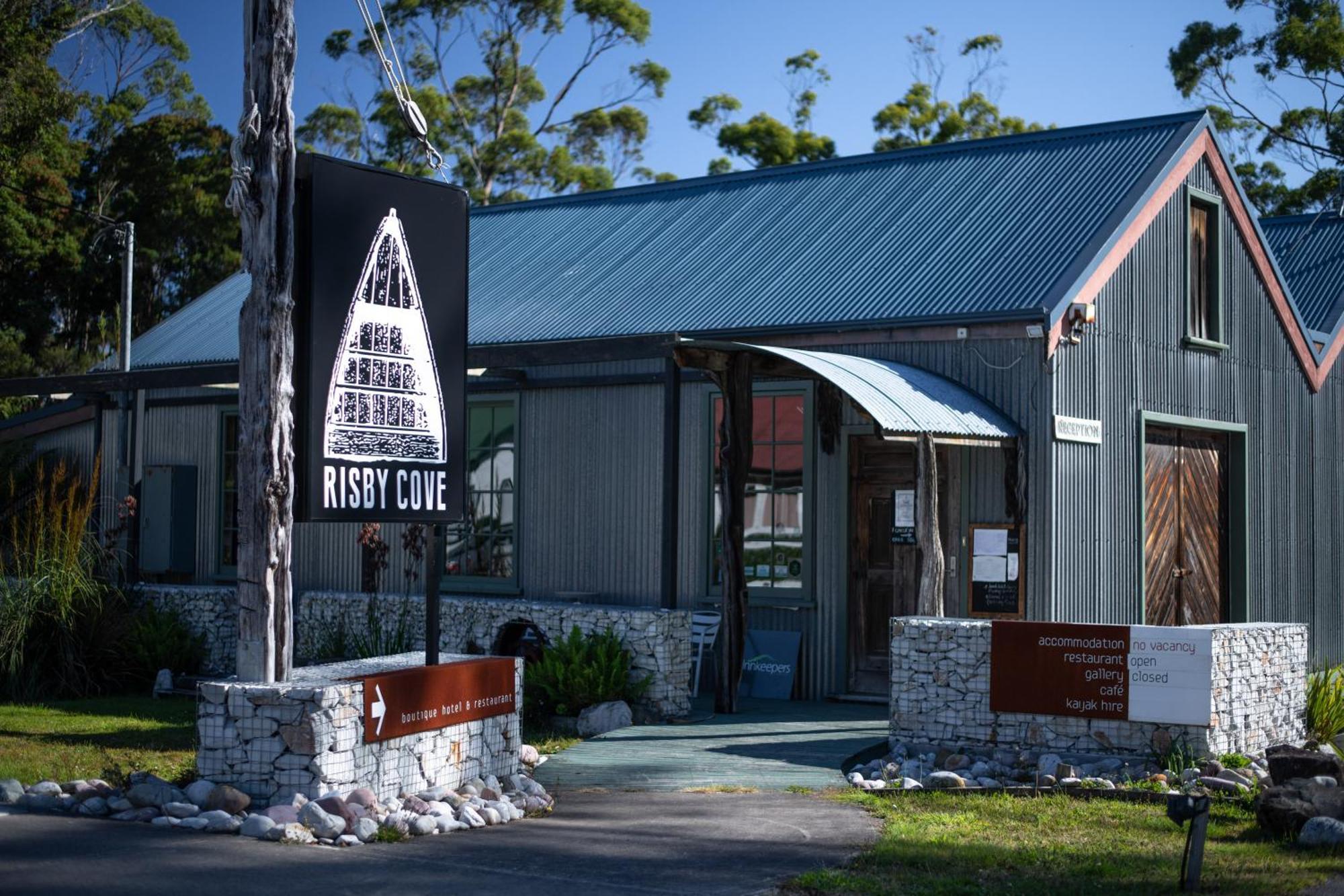 Risby Cove Boutique Hotel Strahan Exterior photo