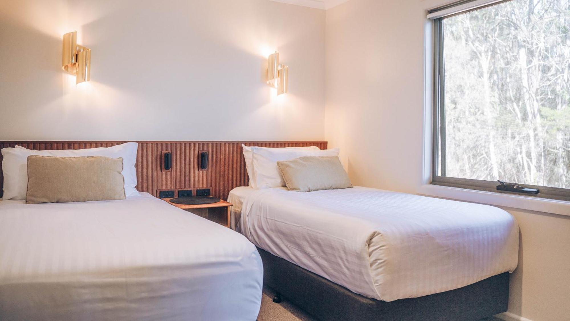 Risby Cove Boutique Hotel Strahan Exterior photo