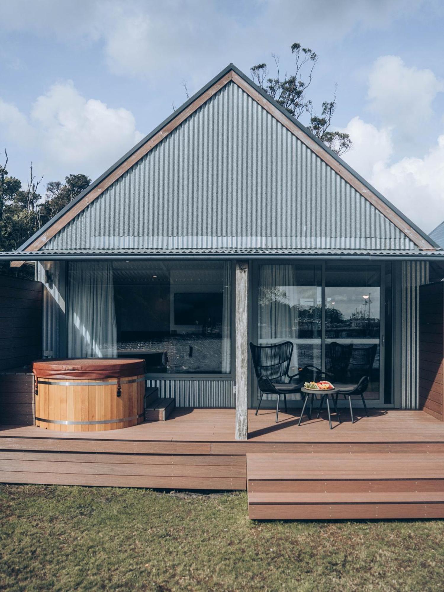Risby Cove Boutique Hotel Strahan Exterior photo
