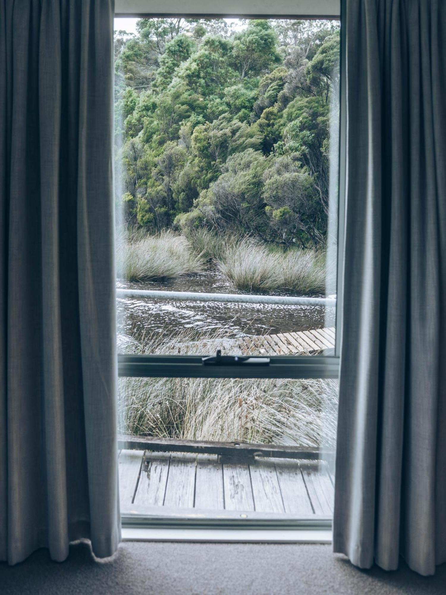 Risby Cove Boutique Hotel Strahan Exterior photo